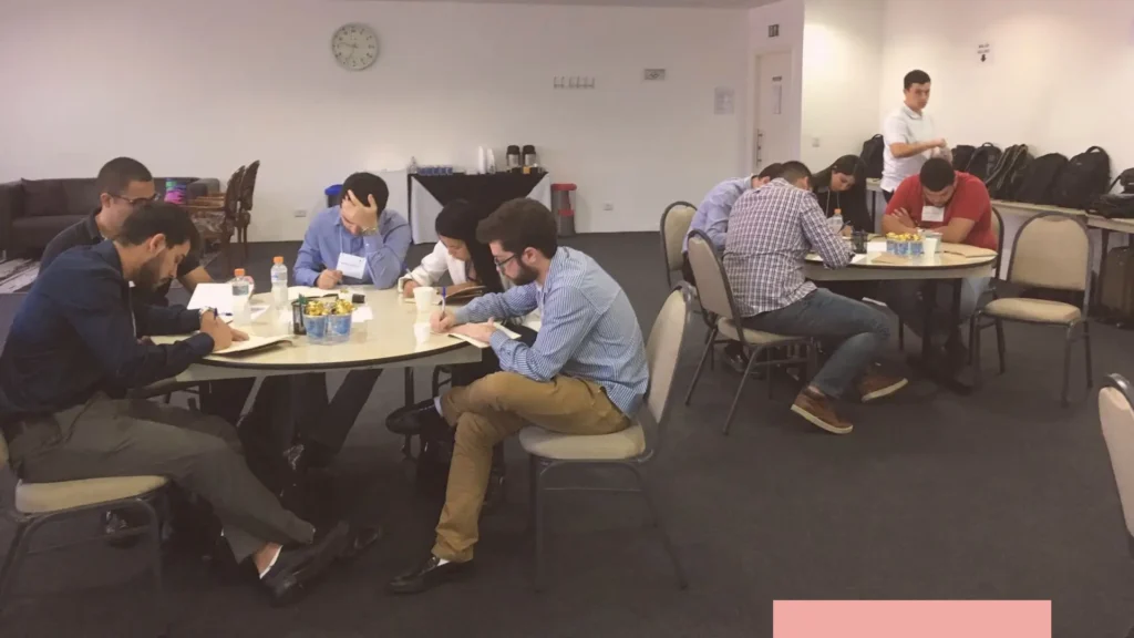 Durante o workshop de storytelling, diretores e engenheiros da International Paper mergulharam no desafio de transformar conhecimento técnico em narrativas claras e envolventes. Foi nesse espaço que a lapidação das histórias começou a acontecer.