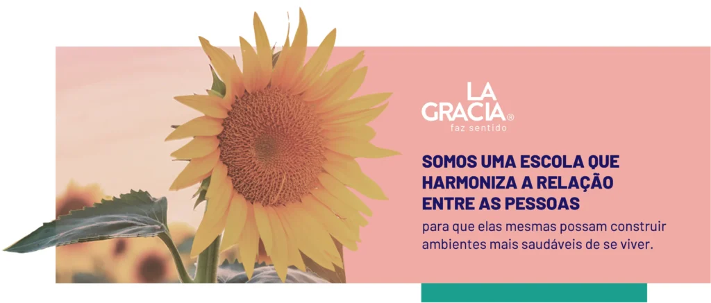 Imagem conceitual com foco em um girassol em foco, em uma plantação de girassóis. Ao lado, o texto "La Gracia Faz Sentido - Somos uma escola que harmoniza a relação entre as pessoas para que elas mesmas possam construir ambientes mais saudáveis de se viver".