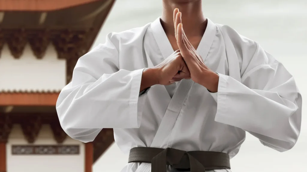 comunicação humanizada na liderança, lutador de artes marciais com quimono branco e faixa preta