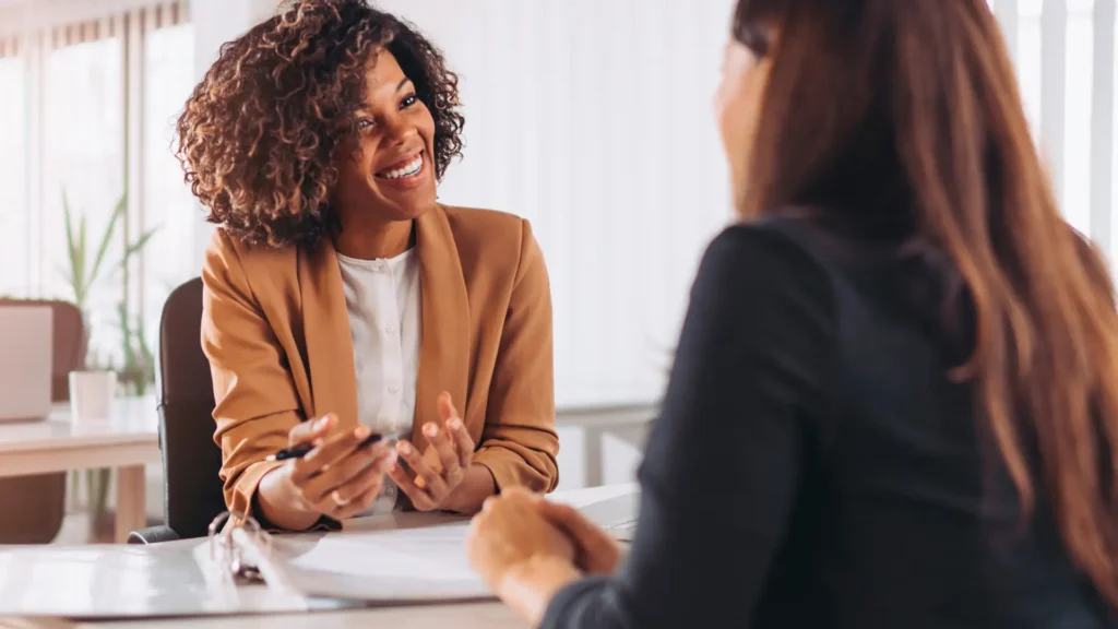 escuta ativa no ambiente corporativo - duas pessoas conversando tranquilamente no escritório